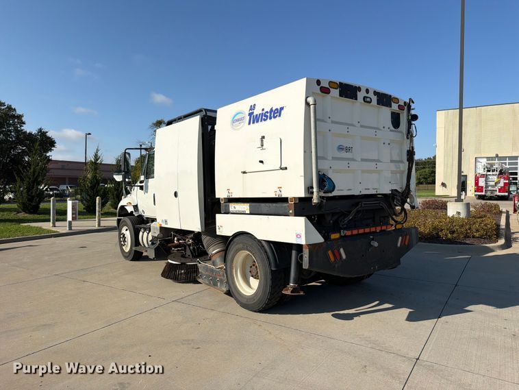 image for item FN5914 2017 International 4300 street sweeper truck