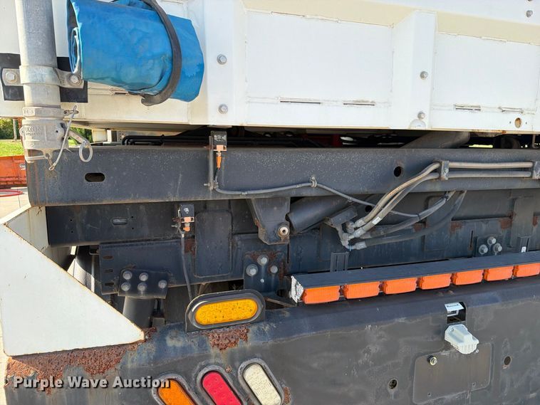 image for item FN5914 2017 International 4300 street sweeper truck