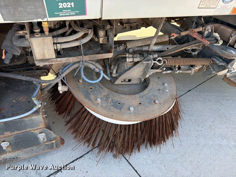 image for item FN5914 2017 International 4300 street sweeper truck