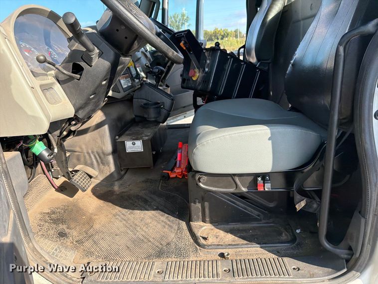 image for item FN5914 2017 International 4300 street sweeper truck