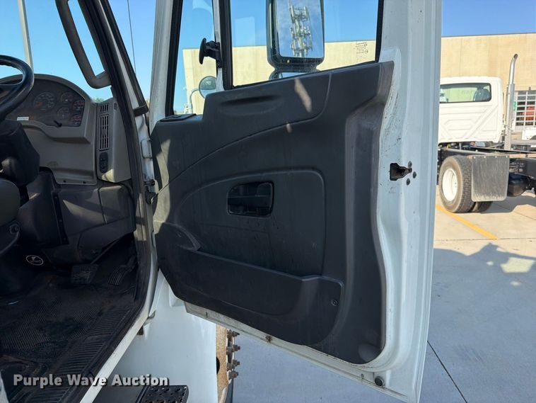 image for item FN5914 2017 International 4300 street sweeper truck