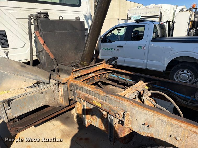 image for item FN5923 2016 International 7400 dump truck