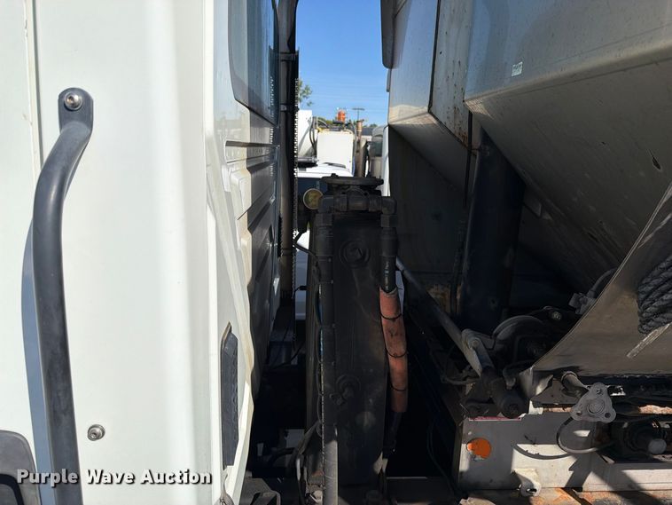 image for item FN5923 2016 International 7400 dump truck