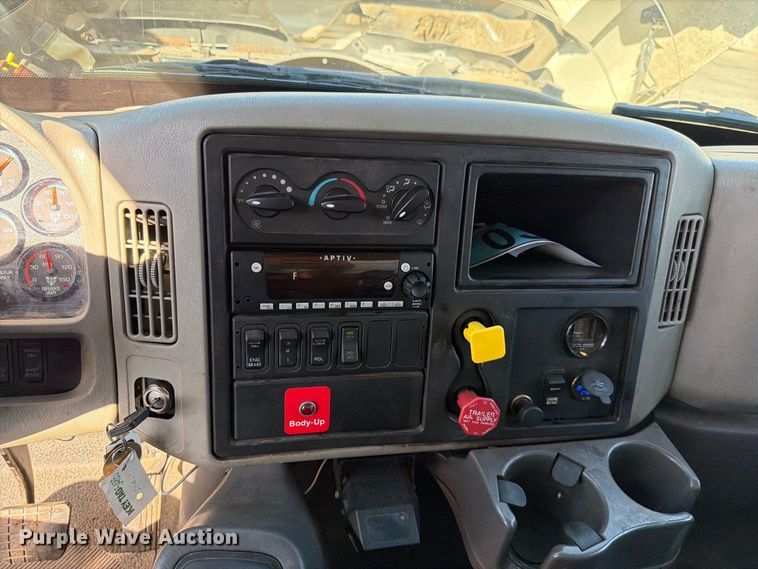 image for item FN5923 2016 International 7400 dump truck