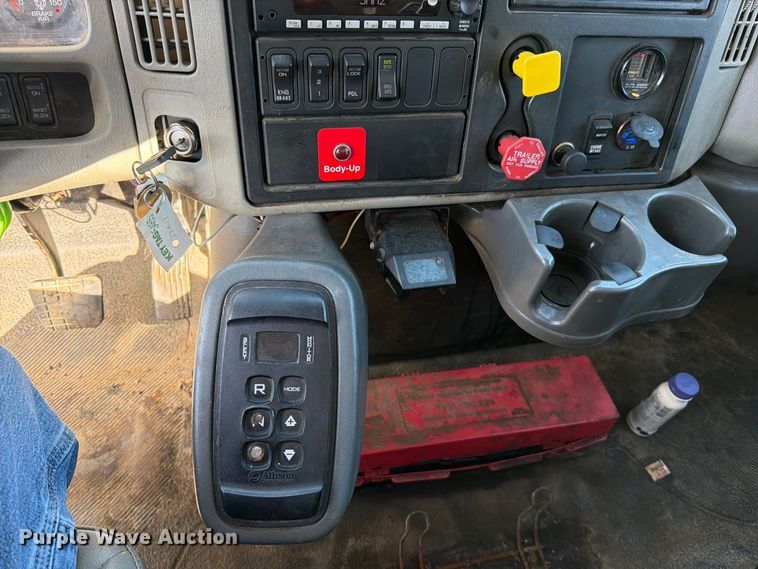 image for item FN5923 2016 International 7400 dump truck