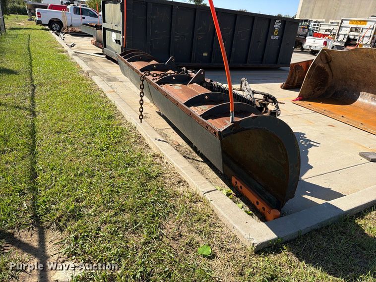 image for item FN5923 2016 International 7400 dump truck