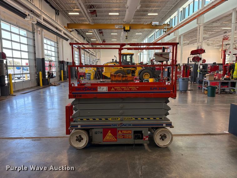 image for item FN5925 2007 Skyjack SJIII 3226 scissor lift