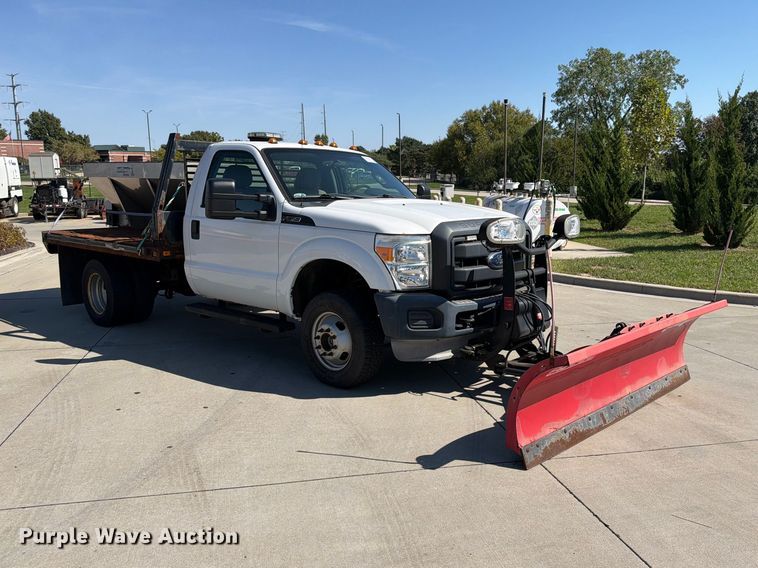 image for item FN5926 2015 Ford F350 Super Duty flatbed pickup truck