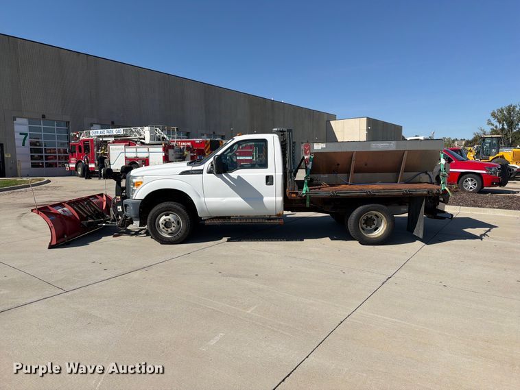 image for item FN5926 2015 Ford F350 Super Duty flatbed pickup truck