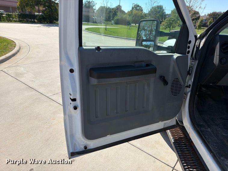 image for item FN5926 2015 Ford F350 Super Duty flatbed pickup truck
