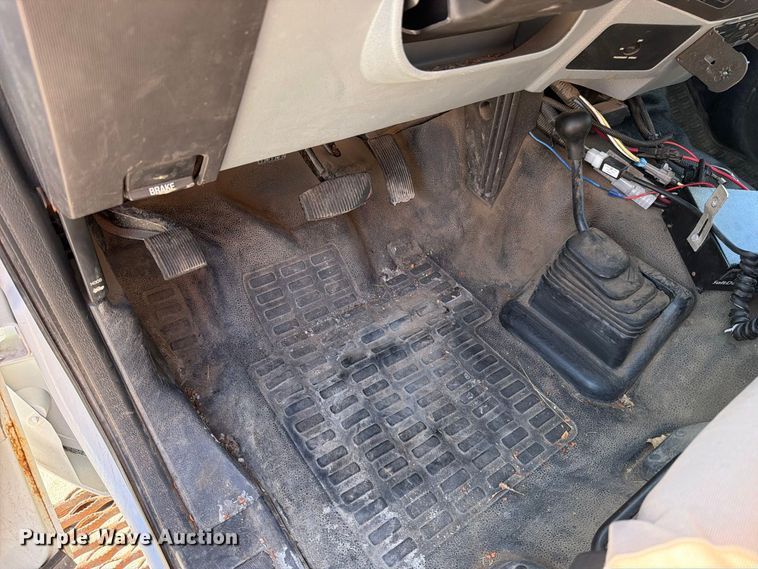 image for item FN5926 2015 Ford F350 Super Duty flatbed pickup truck