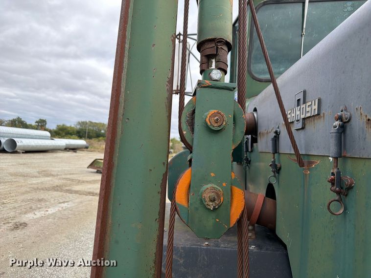 image for item FP3150 1978 Oshkosh P2323-5 plow truck