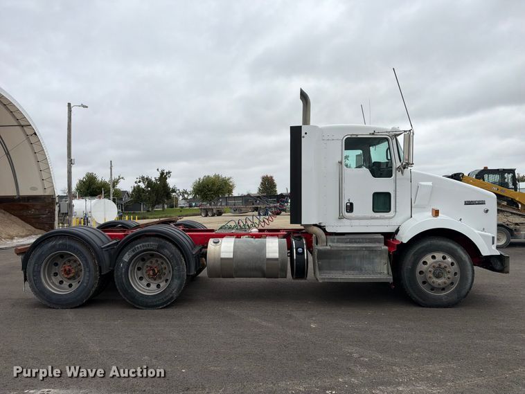 image for item FP3151 2013 Kenworth T800 semi truck