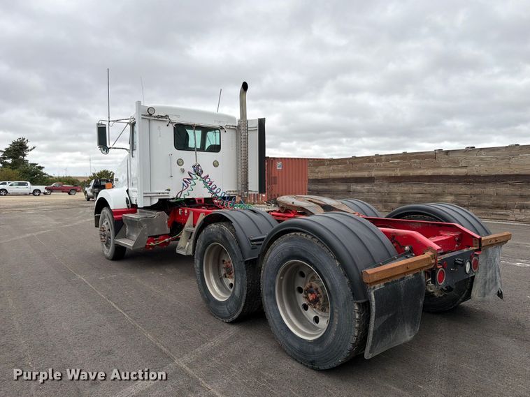 image for item FP3151 2013 Kenworth T800 semi truck