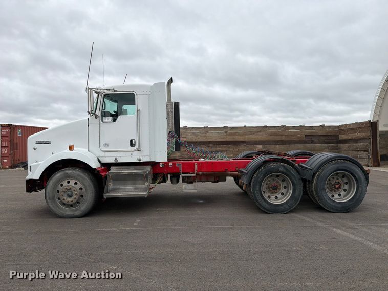 image for item FP3151 2013 Kenworth T800 semi truck