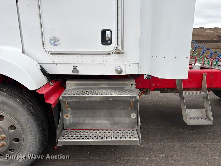 image for item FP3151 2013 Kenworth T800 semi truck
