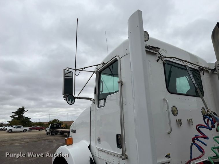 image for item FP3151 2013 Kenworth T800 semi truck