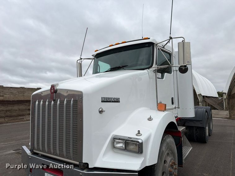image for item FP3151 2013 Kenworth T800 semi truck