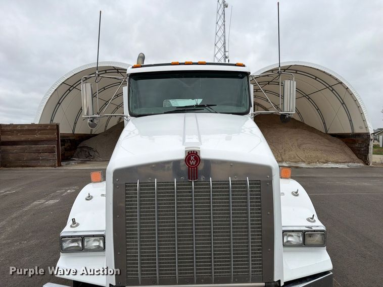image for item FP3151 2013 Kenworth T800 semi truck