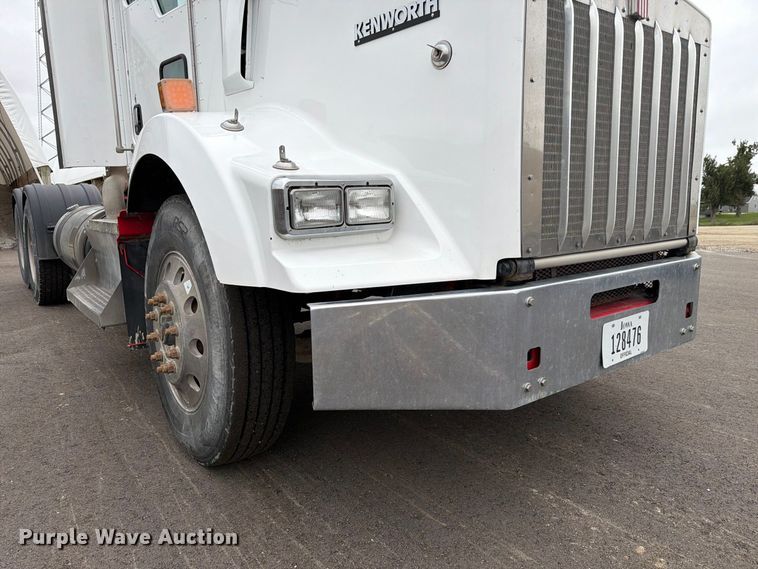 image for item FP3151 2013 Kenworth T800 semi truck