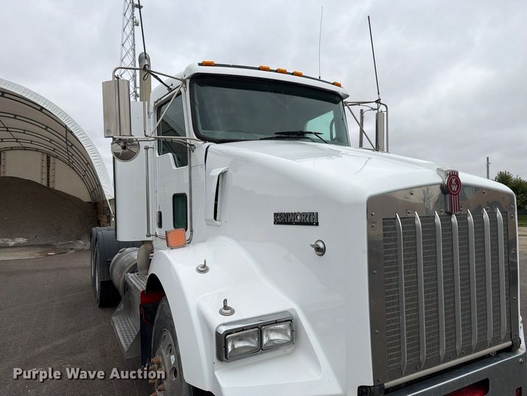 image for item FP3151 2013 Kenworth T800 semi truck