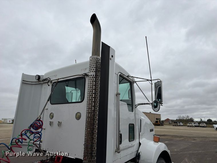 image for item FP3151 2013 Kenworth T800 semi truck