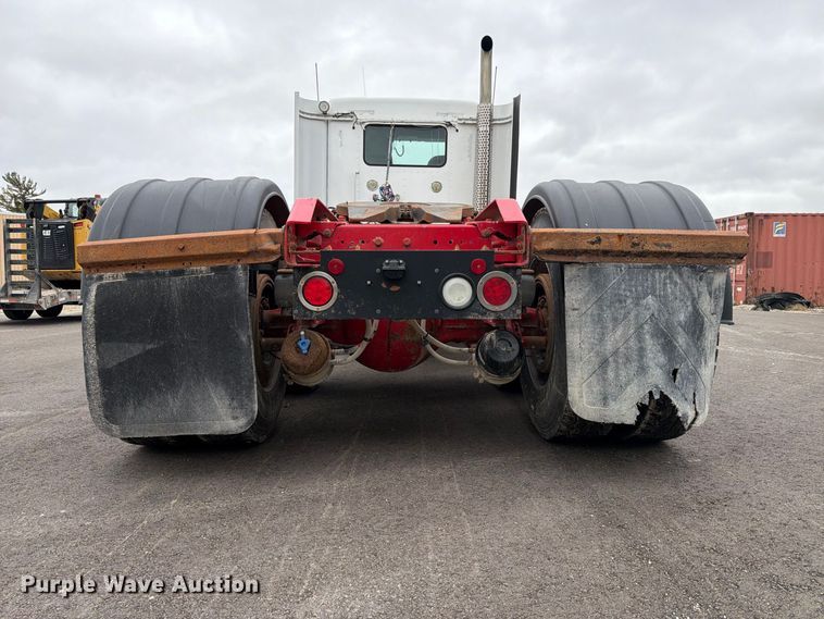 image for item FP3151 2013 Kenworth T800 semi truck