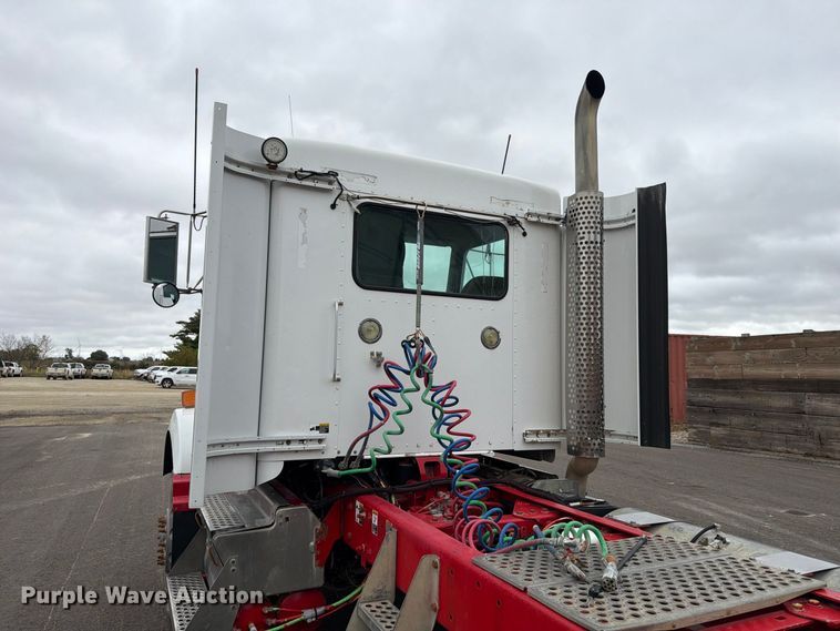 image for item FP3151 2013 Kenworth T800 semi truck
