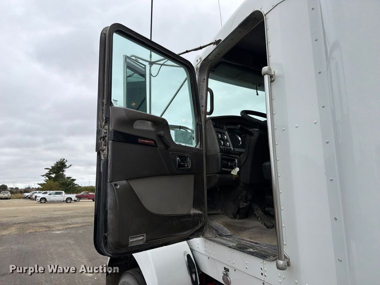 image for item FP3151 2013 Kenworth T800 semi truck