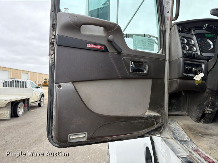 image for item FP3151 2013 Kenworth T800 semi truck