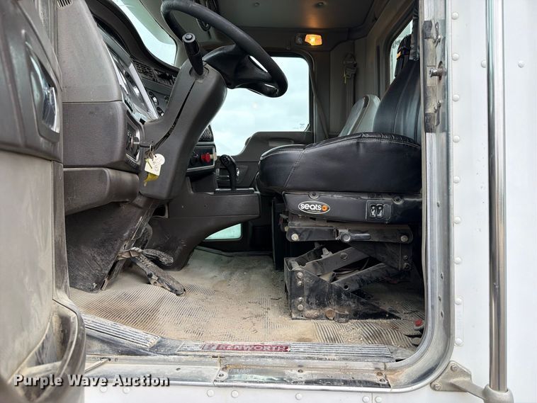 image for item FP3151 2013 Kenworth T800 semi truck