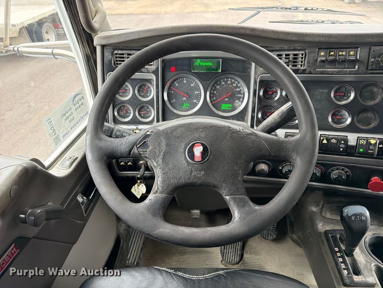 image for item FP3151 2013 Kenworth T800 semi truck