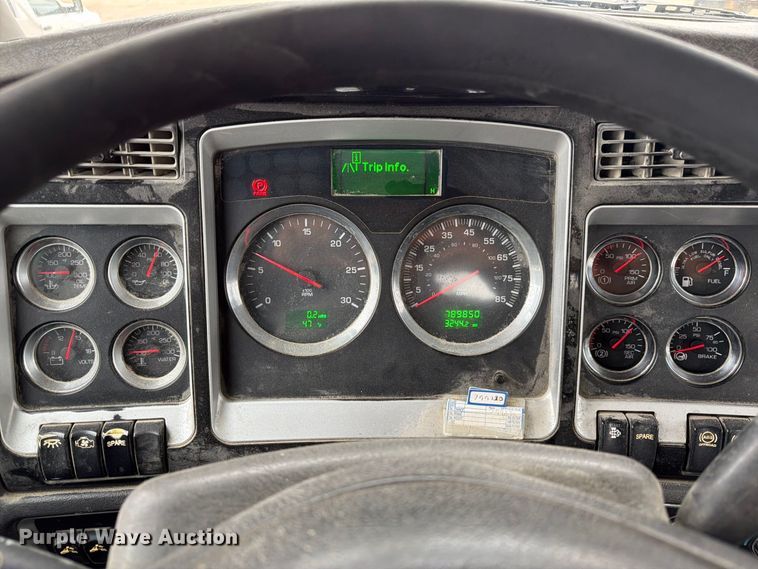 image for item FP3151 2013 Kenworth T800 semi truck