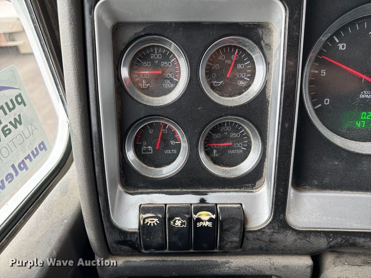 image for item FP3151 2013 Kenworth T800 semi truck