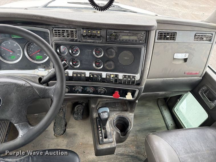 image for item FP3151 2013 Kenworth T800 semi truck
