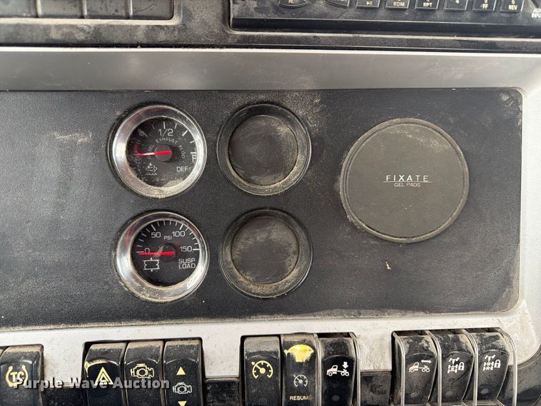 image for item FP3151 2013 Kenworth T800 semi truck