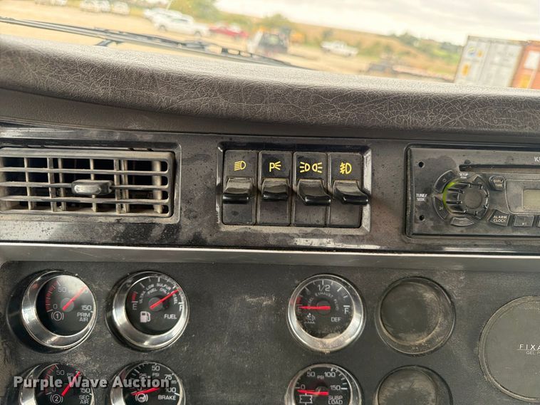 image for item FP3151 2013 Kenworth T800 semi truck