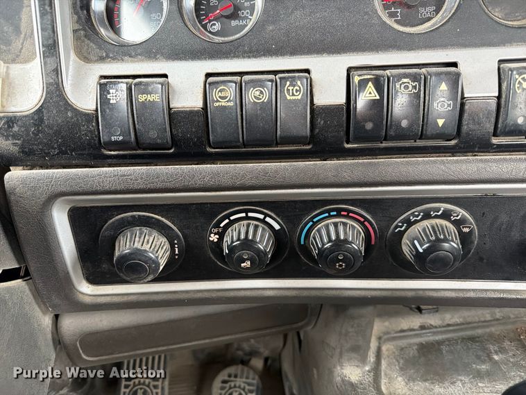 image for item FP3151 2013 Kenworth T800 semi truck