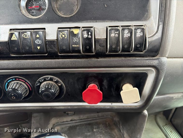image for item FP3151 2013 Kenworth T800 semi truck