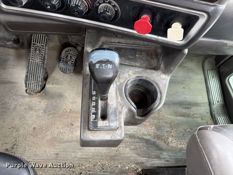 image for item FP3151 2013 Kenworth T800 semi truck