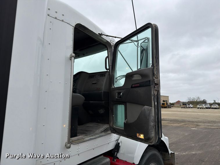 image for item FP3151 2013 Kenworth T800 semi truck