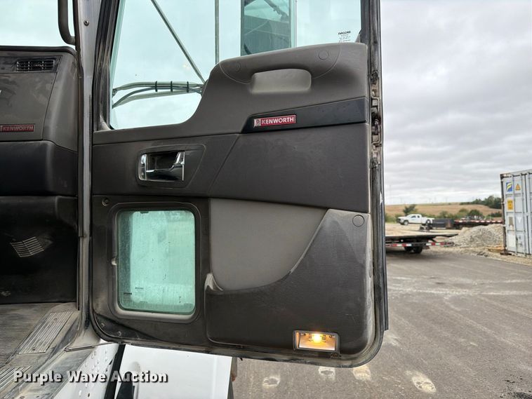 image for item FP3151 2013 Kenworth T800 semi truck