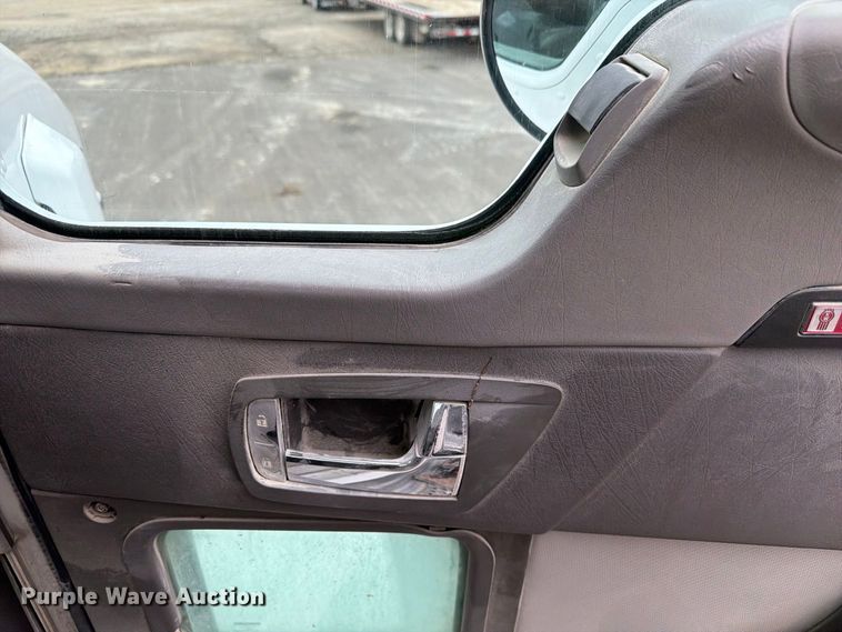 image for item FP3151 2013 Kenworth T800 semi truck