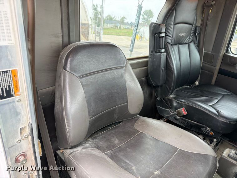 image for item FP3151 2013 Kenworth T800 semi truck