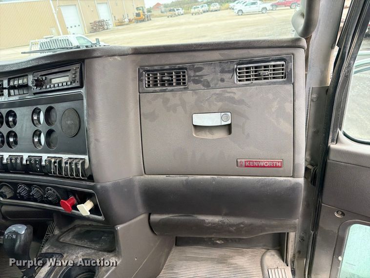 image for item FP3151 2013 Kenworth T800 semi truck