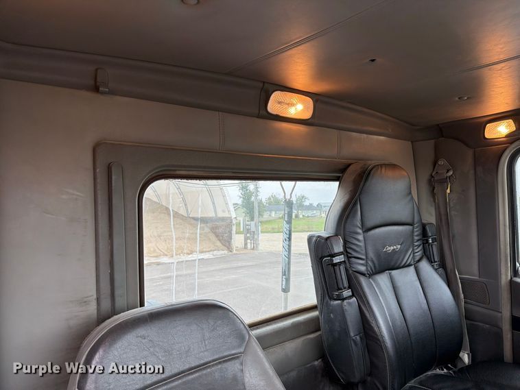 image for item FP3151 2013 Kenworth T800 semi truck