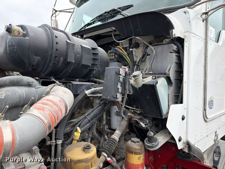 image for item FP3151 2013 Kenworth T800 semi truck
