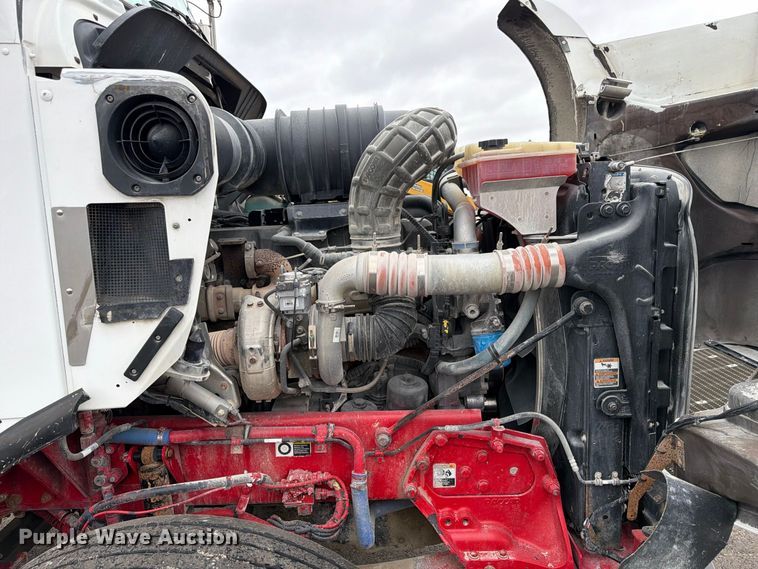 image for item FP3151 2013 Kenworth T800 semi truck