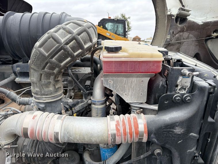 image for item FP3151 2013 Kenworth T800 semi truck