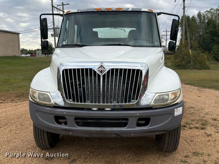 image for item FP3500 2004 International 4400 tank truck